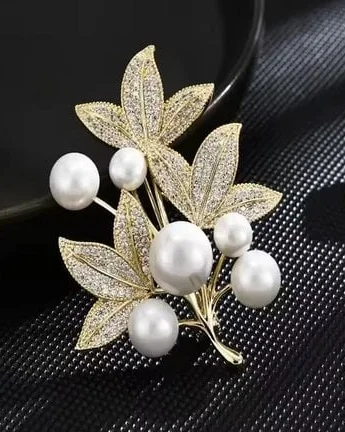 Brosa eleganta, cu cristale - model 19