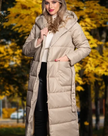 Geaca dama lunga matlasata crem cu gluga si cordon in talie