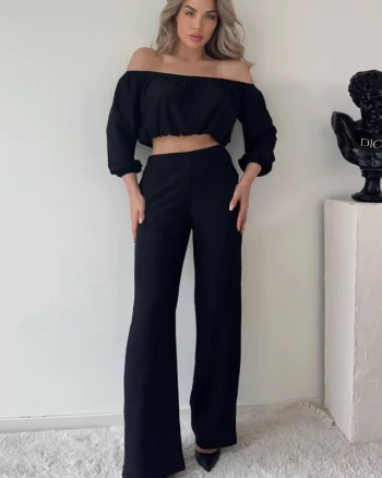 Compleu elegant Alegria, bluza crop cu decolteu elastic pe umeri si pantaloni reiati, evazati, Negru