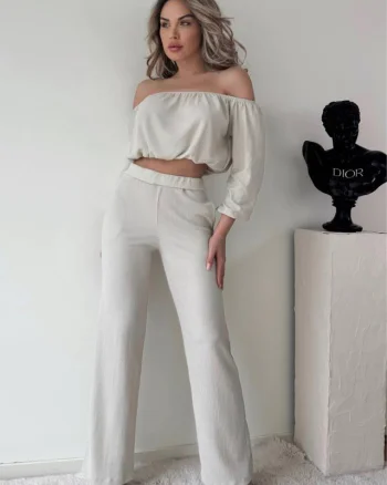 Compleu elegant Alegria, bluza crop cu decolteu elastic pe umeri si pantaloni reiati, evazati, Crem