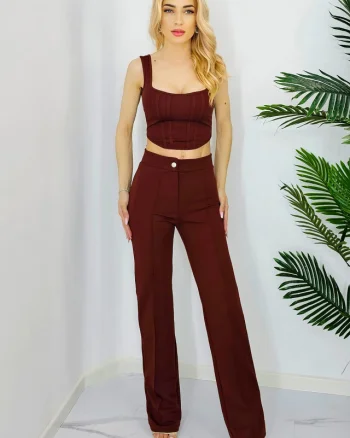 Compleu elegant Allan, top cu decolteu simetric, cusaturi evidentiate si pantaloni evazati, Maro