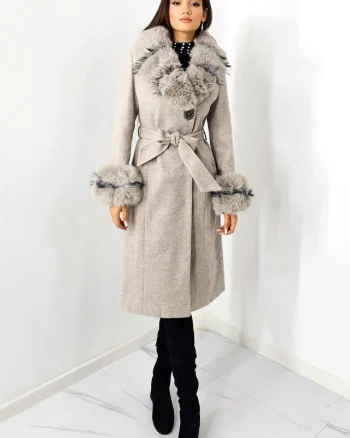 Palton elegant Anastasia, cu brosa, mansete si guler din blana ecologica, Crem