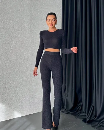 Compleu de ocazie, Vayana, bluza crop cu umeri supradimensionati si pantaloni evazati, Negru