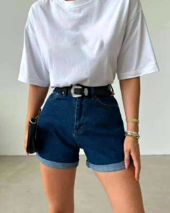 Pantaloni scurti de blugi Mika, cu manseta, croiala mom slimfit si buzunare practice, Albastru inchis