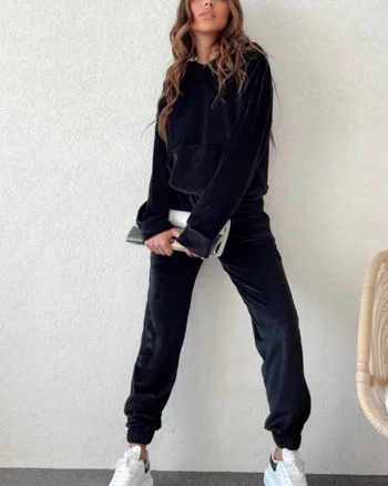 Compleu de catifea Catiana, pantaloni cu banda elastica, bluza cu buzunar oversize si gluga, Negru