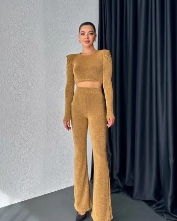 Compleu de ocazie, Vayana, bluza crop cu umeri supradimensionati si pantaloni evazati, Auriu