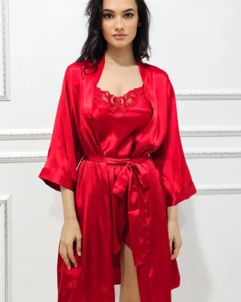 Set satinat din trei piese, Alisia, halat, pantalon scurt si top cu insertii din dantela, Rosu, Marime S/M