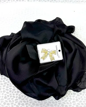 Pachet cadou Silk & Shine, cu esarfa din matase si brosa, in cutie cu fereastra, Negru