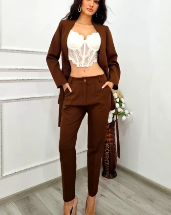 Costum elegant de zi GRAZYA, sacou cu cordon si pantaloni conici, MARO