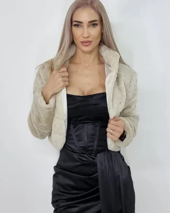 Haina scurta din blana ecologica Suzyana, cu maneca lunga si accesoriu inclus, Crem, Marime S/M