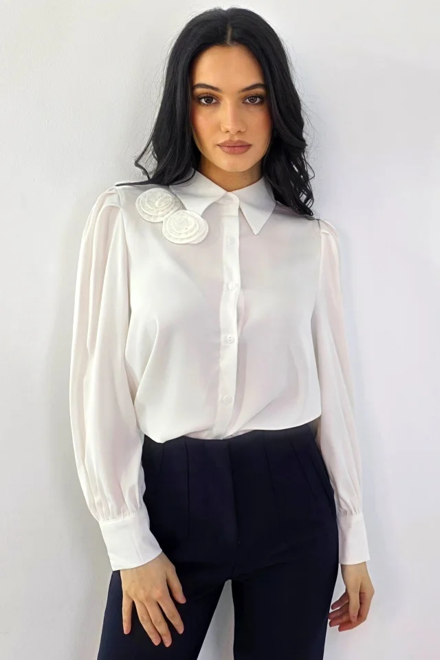 Camasa eleganta AVELA, cu brosa florala nedetasabila, Alb, Marime S/M