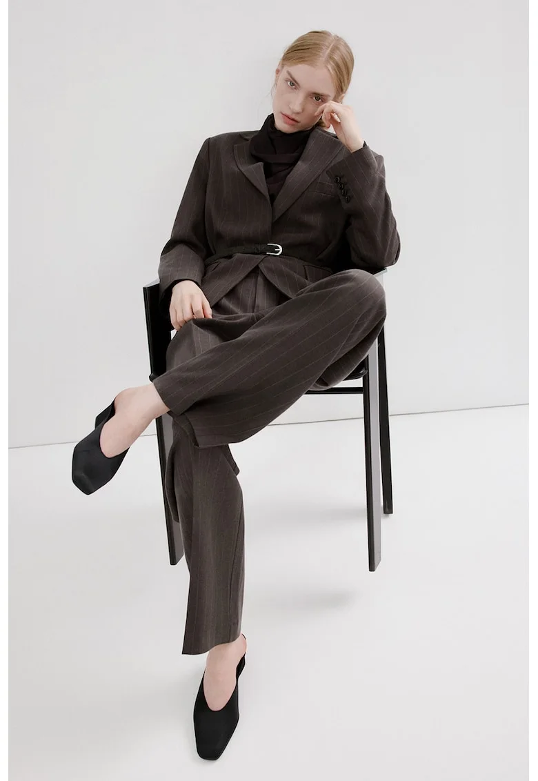Pantaloni cu croiala dreapta, model in dungi si detaliu cu pensa, Gri antracit