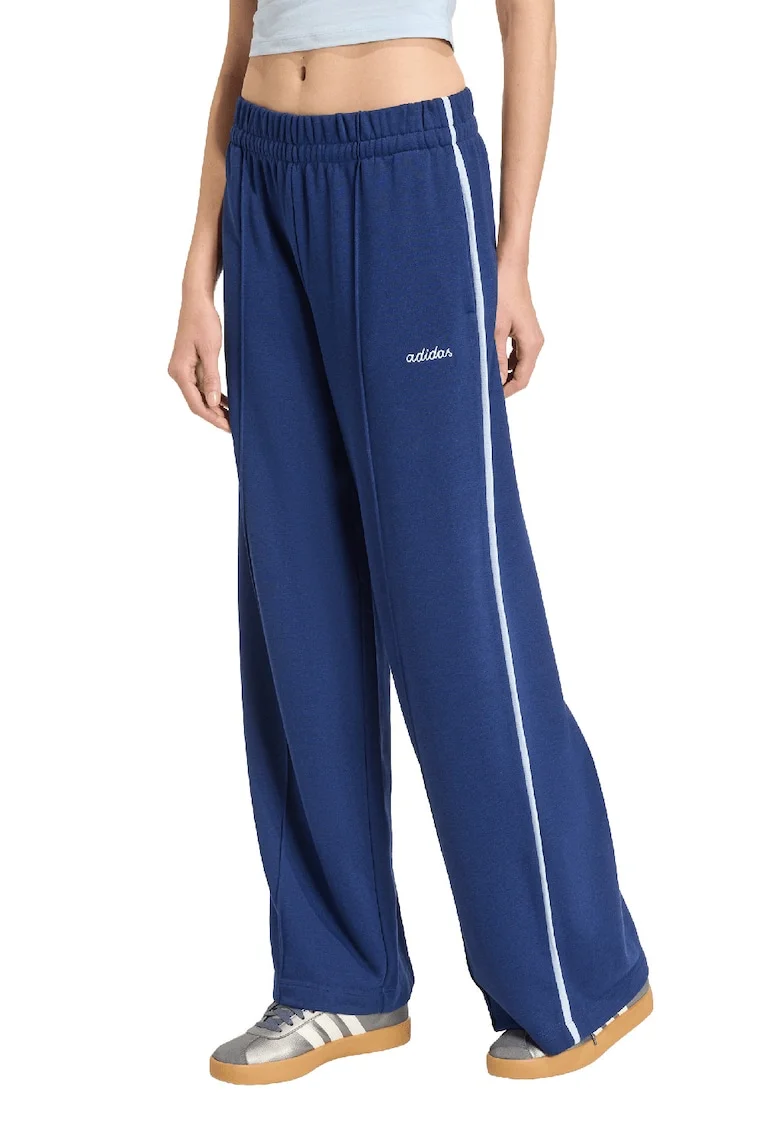 Pantaloni de trening din amestec de bumbac cu croiala lejera, Alb/Albastru inchis