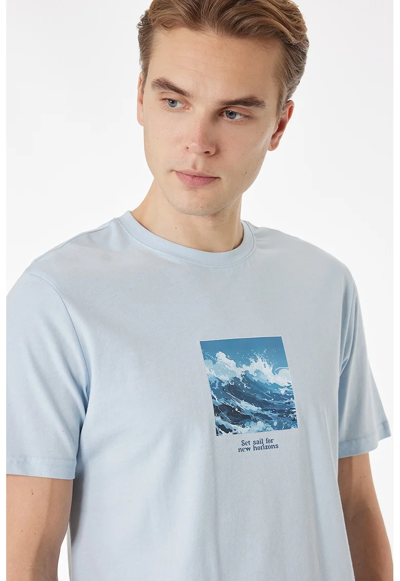 Tricou cu decolteu la baza gatului si imprimeu grafic, Albastru deschis