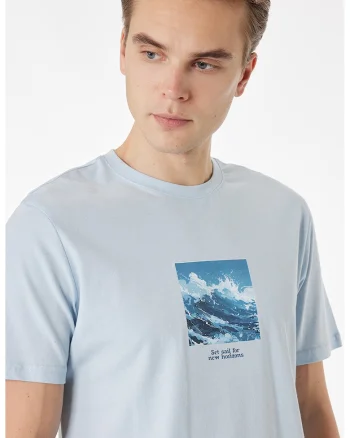 Tricou cu decolteu la baza gatului si imprimeu grafic, Albastru deschis