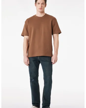 Tricou relaxed fit cu decolteu la baza gatului, Maro pamantiu