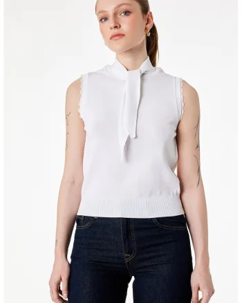 Bluza tricotata fin fara menci cu garnitura de dantela, Alb