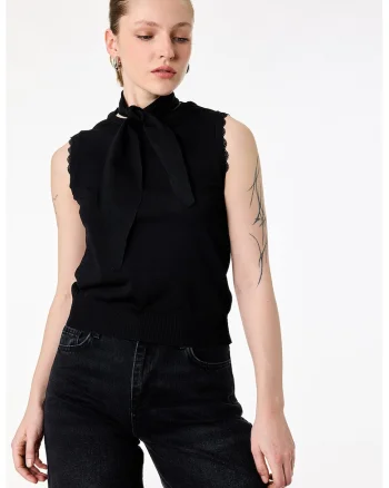 Bluza tricotata fin fara menci cu garnitura de dantela, Negru