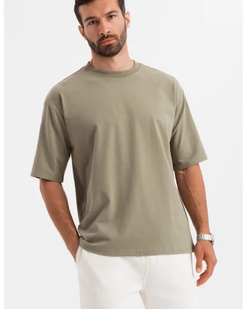 Tricou lejer cu decolteu la baza gatului