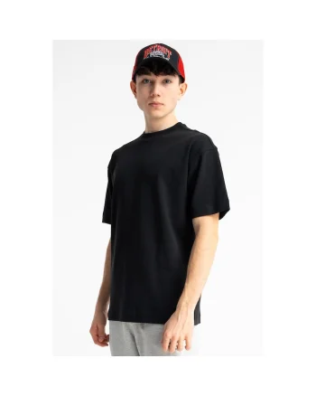 Tricou lejer cu decolteu la baza gatului
