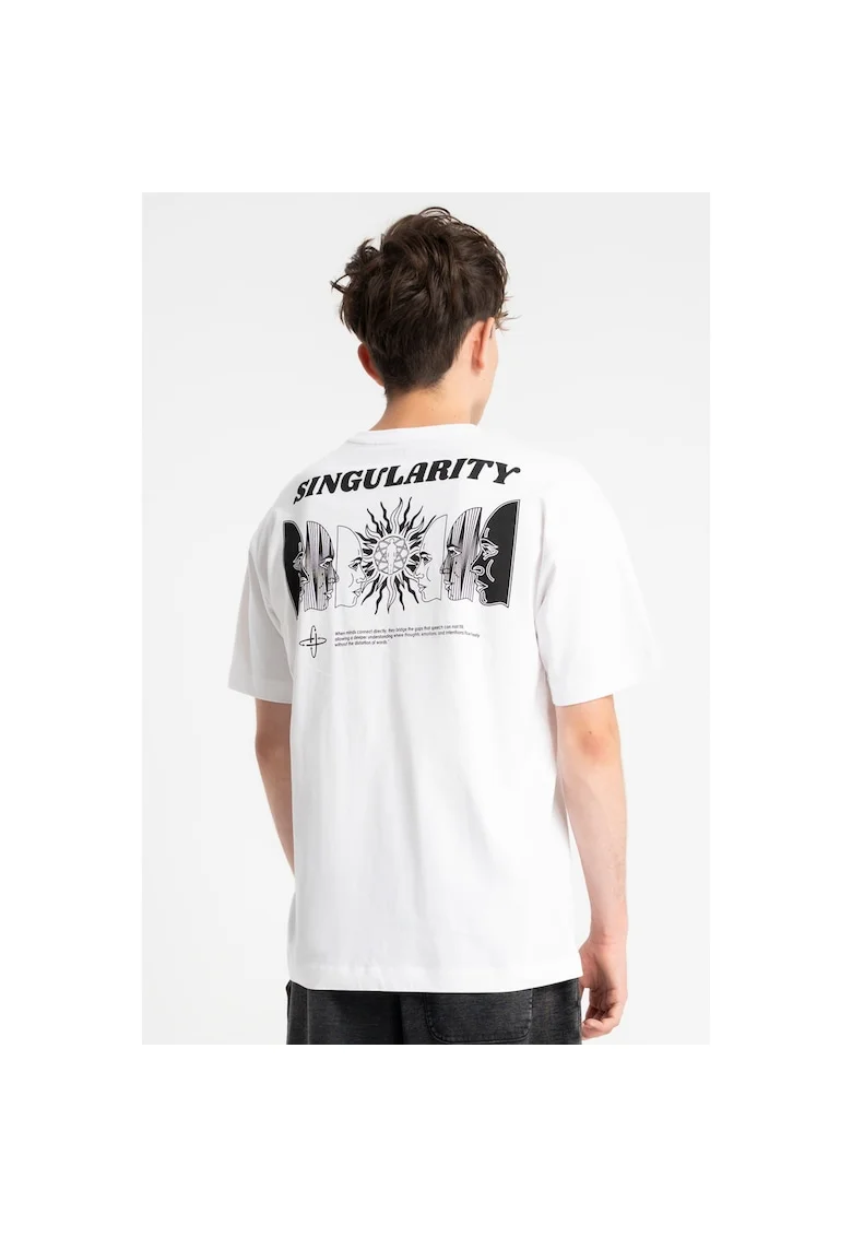 Tricou lejer cu decolteu la baza gatului si imprimeu pe spate,