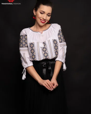 Ie alba Andra cu romburi aurii brodate