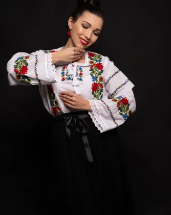 Ie bucovineana Ancuta cu flori multicolore brodate
