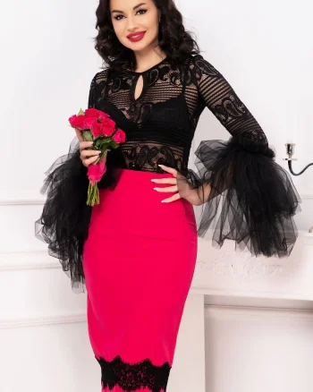 Fusta magenta cu dantela neagra la terminatie