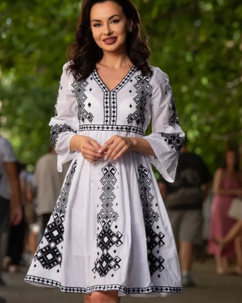Rochie traditionala alba din bumbac cu broderie neagra Simona