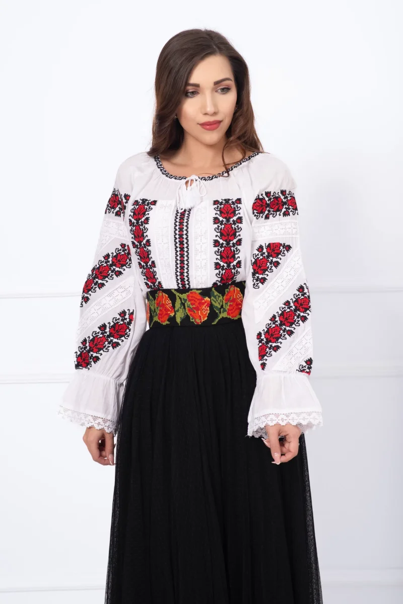 Ie traditionala brodata cu model foloral inspirat din portul national