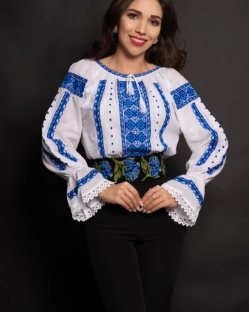 Ie traditionala din bumbac alba cu broderie albastra cu motive geometrice
