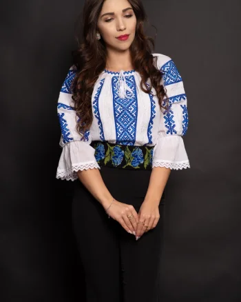 Ie dama Catrina cu broderie albastra cu motivul rombului