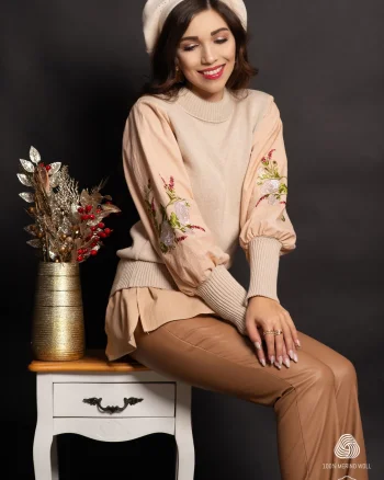 Pulover din bumbac bej cu broderie florala crem-rosu si insertie tip camasa