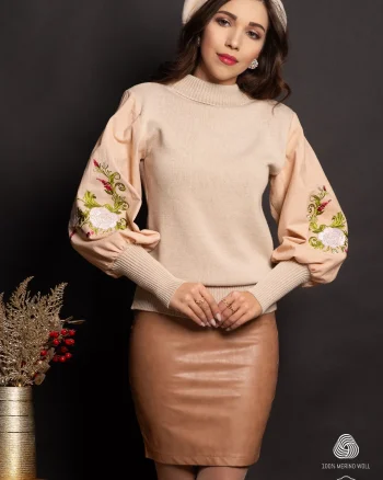 Pulover dama traditional din bumbac bej cu flori rosii brodate