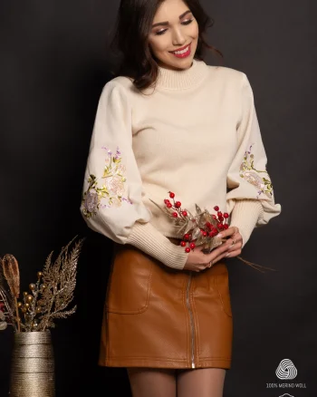 Pulover traditional din bumbac crem cu flori bej si lila brodate