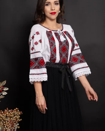 Ie traditionala Consuela alba brodata cu motivul rombului