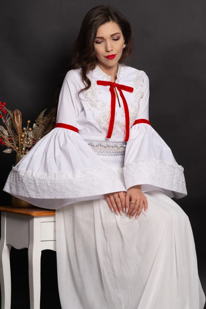 Camasa eleganta de inspiratie traditionala Isabella cu maneci clopot si dantela chantilly
