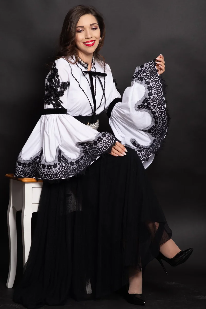 Camasa eleganta de inspiratie traditionala Elizabeth cu maneci tip clopot si broderie neagra