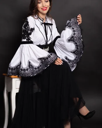 Camasa eleganta de inspiratie traditionala Elizabeth cu maneci tip clopot si broderie neagra