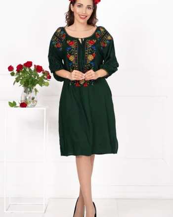 Rochie traditionala verde Aura cu flori brodate si maneci perforate