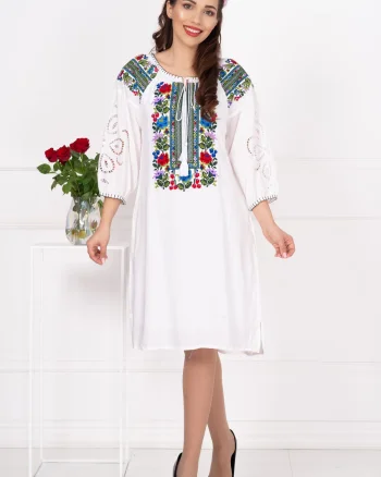 Rochie traditionala alba Aura cu flori brodate si maneci perforate