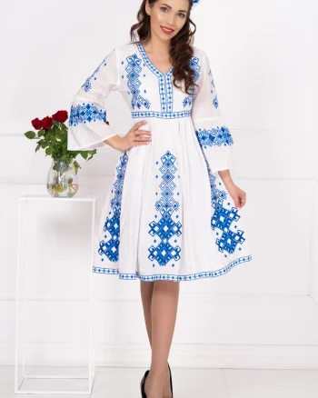 Rochie traditionala in clos Angelica cu broderie albastra si simbolul crucii