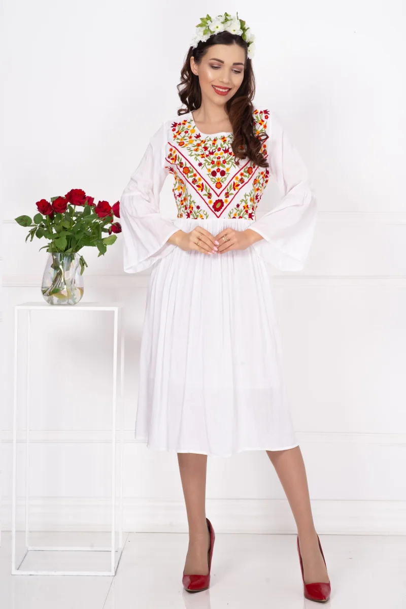 Rochie traditionala alba Malina din vascoza cu flori delicate brodate
