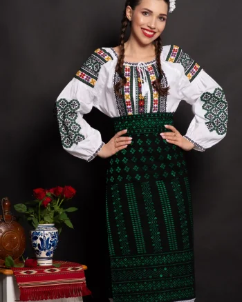 Ie traditionala alba Rebeca brodata cu simbolul stelei