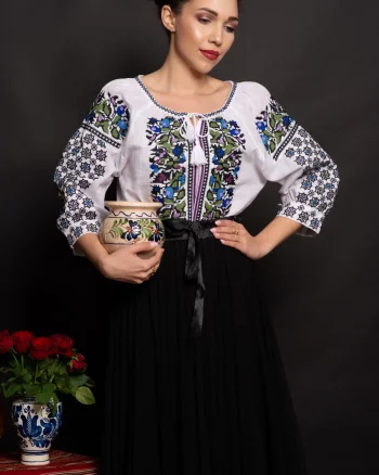 Ie dama traditionala Poesis cu albastrele brodate