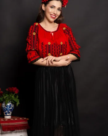 Ie dama rosie Oana cu broderie traditionala si simbolul crucii