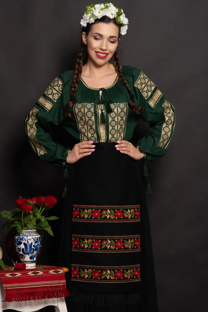 Ie traditionala verde Narcisa cu broderie bej si simbolul stelei