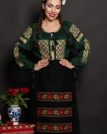 Ie traditionala verde Narcisa cu broderie bej si simbolul stelei