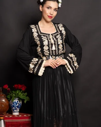 Ie dama neagra traditionala Marcela cu flori bej brodate