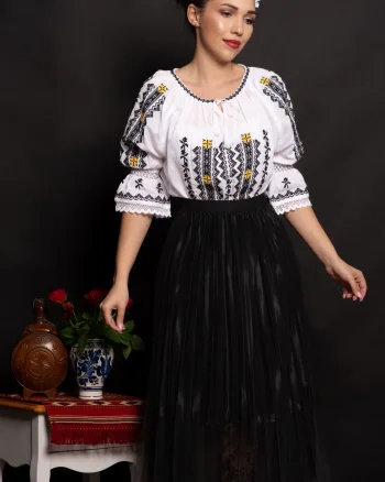 Ie traditionala alba Magdalena cu simbolul crucii brodat